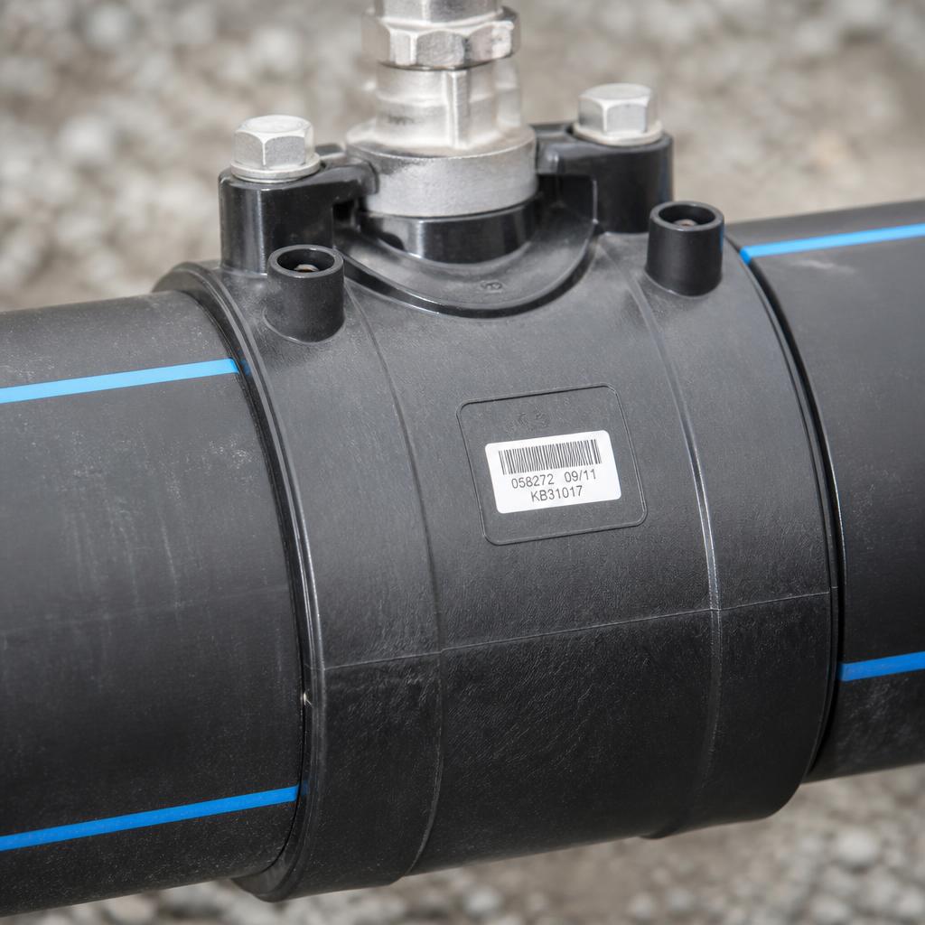 Detaliu de îmbinare pe conductă HDPE cu fiting și robinet
