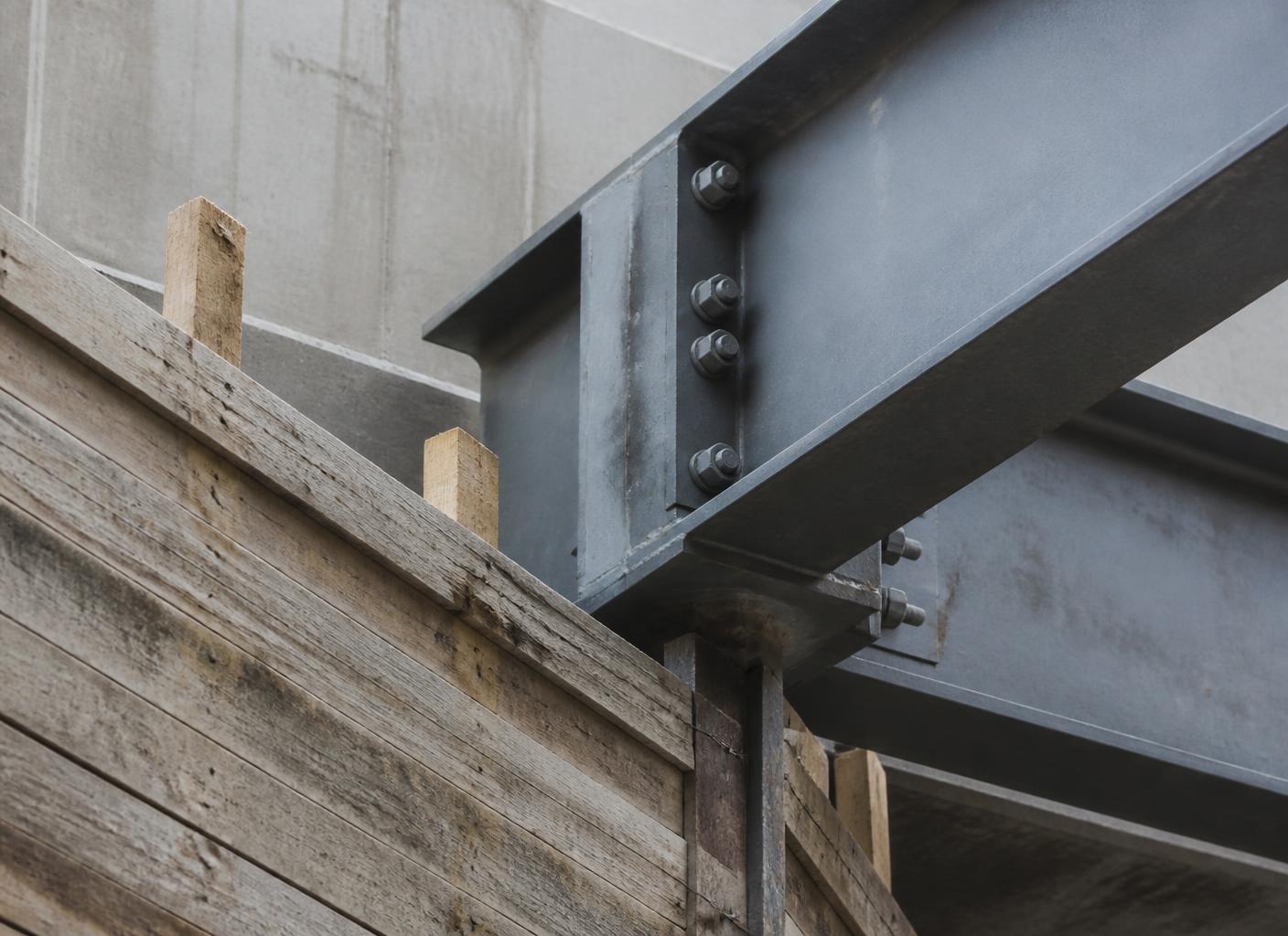 Detaliu de structură metalică și cofraj din lemn